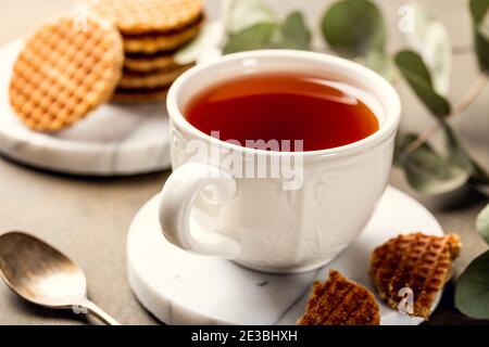 Tasse de thé avec syrupwaffles cookies Banque D'Images