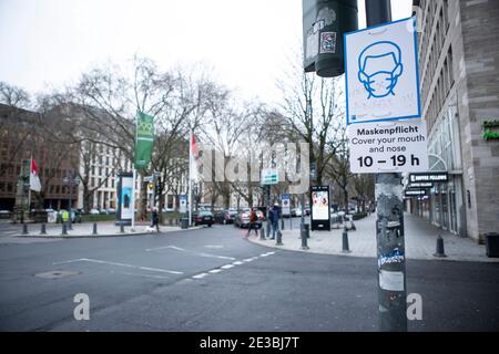 Schilder weisen auf die bestehende Maskenpflicht auf der Königsallee in Düsseldorf. Zum Schutz vor der Ansteckung mit Corona-Viren muss than tagsü Banque D'Images