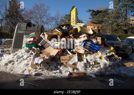 Madrid, Espagne - 10 janvier 2021 : accumulation de déchets, non enlevée pendant des jours par les services publics de la mairie, patinoires à moitié gelées, après Banque D'Images