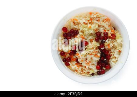 Choucroute aux canneberges fraîches dans un bol en porcelaine isolé sur fond blanc. Vue de dessus Banque D'Images