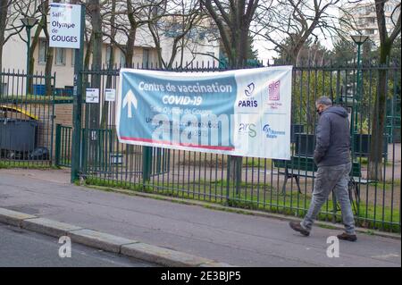 Paris, France. 18 janvier 2021. Centre de vaccination Covid-19 à Paris, France, le 18 janvier 2021. La campagne de vaccination contre Covid-19 s'accélère en France. Il est ouvert à tous les Parisiens de plus de 75 ans et aux personnes souffrant de pathologies graves, après avis de leur médecin traitant. Ils peuvent être vaccinés contre le coronavirus dès ce lundi 18 janvier dans l'un des 19 centres de vaccination de Paris. Photo de Lionel Urman/ABACAPRESS.COM crédit: Abaca Press/Alay Live News Banque D'Images