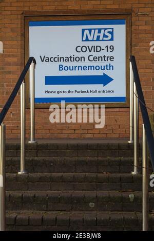 Bournemouth, Dorset, Royaume-Uni. 18 janvier 2021. Le centre de vaccination NHS Covid-19 ouvre ses portes au BIC (Bournemouth International Centre) de Bournemouth, l'un des dix centres du pays, alors que le programme de déploiement de la vaccination se développe dans tout le pays. Crédit : Carolyn Jenkins/Alay Live News Banque D'Images