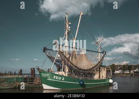 Bateau à crevettes dans le port, Fedderwardersiel, Basse-Saxe, Allemagne, Europe Banque D'Images