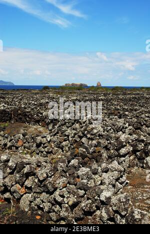 Portugal: Açores: Pico: Vue sur Ilheu em PE et Ilheu Deitado du sud de Madalena Banque D'Images