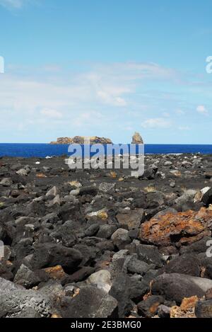 Portugal: Açores: Pico: Vue sur Ilheu em PE et Ilheu Deitado du sud de Madalena Banque D'Images