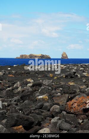 Portugal: Açores: Pico: Vue sur Ilheu em PE et Ilheu Deitado du sud de Madalena Banque D'Images