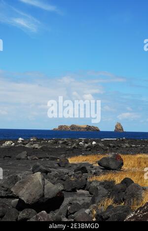 Portugal: Açores: Pico: Vue sur Ilheu em PE et Ilheu Deitado du sud de Madalena Banque D'Images