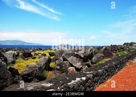 Portugal: Açores: Pico: Vue sur Ilheu em PE et Ilheu Deitado du sud de Madalena Banque D'Images