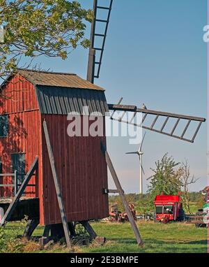 Éoliennes et moulin à vent, la Suède. Banque D'Images