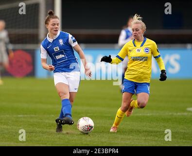 Emily Murphy de Birmingham City (à gauche) et Inessa Kaagman de Brighton et Hove Albion se battent pour le ballon lors du match de Super League féminin FA au SportNation.bet Stadium, Birmingham. Banque D'Images