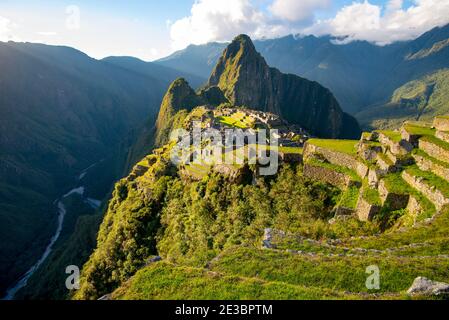 Coucher de soleil sur Machu Picchu, la ville perdue d'Inca - Pérou Banque D'Images