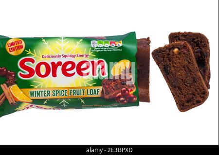 Soreen Winter Spice fruit Loaf en édition limitée délicieusement énergétique ouvert pour afficher le contenu avec les coupes coupées définies sur blanc arrière-plan Banque D'Images