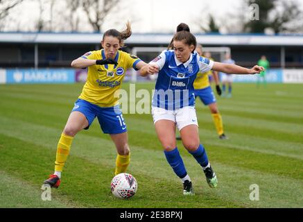 Jamie-Lee Napierand de Birmingham City (à droite) et Brighton et Hove Albion se battent pour le bal lors du match de la Super League des femmes de la FA au SportNation.bet Stadium, à Birmingham. Banque D'Images