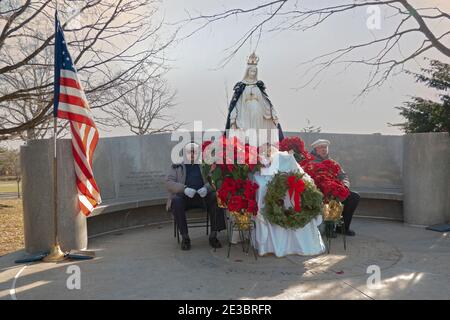 Les Catholiques romains dévorent le pavillon du Vatican dans le parc Corona de Flushing Meadows, où Marie et Jésus apparurent à Veronica Lueken. L'autel. Banque D'Images