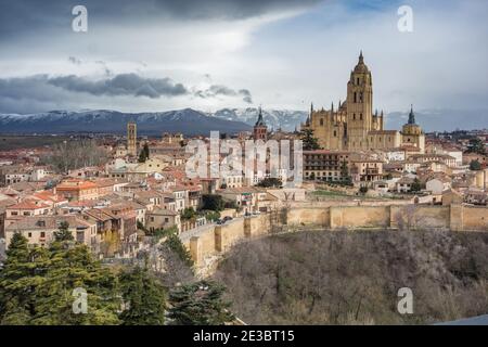 Segovia UNESCO World site est une ville espagnole de Castille et León, capitale de la province de Segovia, célèbre pour son aqueduc romain, sa cathédrale et son château. Banque D'Images