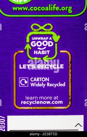 déroulez une bonne habitude de recycler - détail sur la boîte De chocolats Cadbury Heroes - carton largement recyclé Banque D'Images