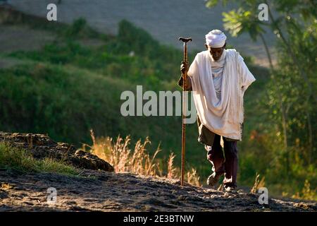 Pilgrim profondément religieux sur le chemin des églises Rock-hewn, Felsenkirchen, site du patrimoine mondial de l'UNESCO, Lalibela, Ethiopie, Afrique Banque D'Images