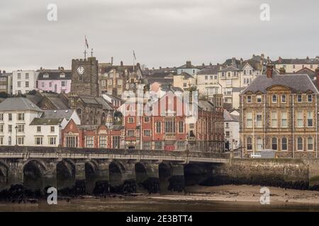 Midi à Bideford, North Devon avec la rivière Torridge et le pont de Bideford long. ROYAUME-UNI. Banque D'Images