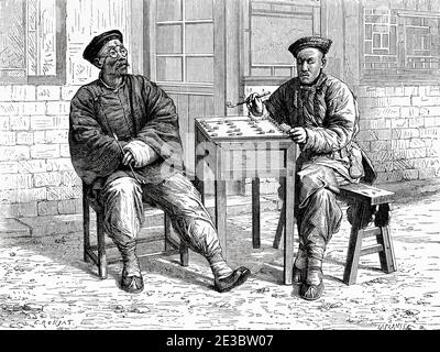 Des personnages chinois jouant aux échecs dans la rue, Chine. Ancienne illustration gravée du XIXe siècle, Voyage à Pékin et Chine du Nord 1873 Banque D'Images