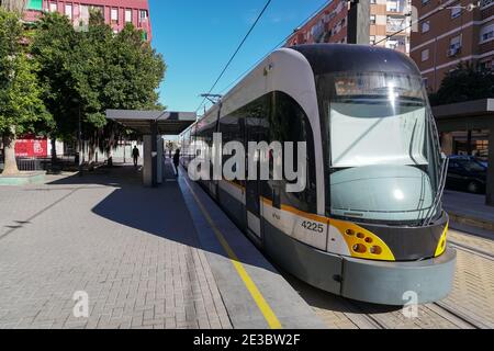 Valence , Espagne-06 07 2020: Tram tirant loin dans la ville de Valence, système public de transport électrique, transport urbain Banque D'Images