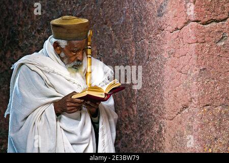 Pilgrim profondément religieux priant à l'église Rock-hewn, Felsenkirche, site du patrimoine mondial de l'UNESCO, Lalibela, Ethiopie, Afrique Banque D'Images