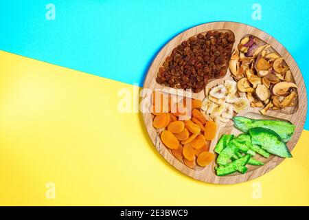 Divers fruits secs. Concept de la fête juive Tu Bichvat. Plat, vue de dessus avec espace copie. mangue, raisins, papaye, bananes, abricots séchés Banque D'Images