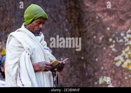 Pilgrim profondément religieux priant à l'église Rock-hewn, Felsenkirche, site du patrimoine mondial de l'UNESCO, Lalibela, Ethiopie, Afrique Banque D'Images