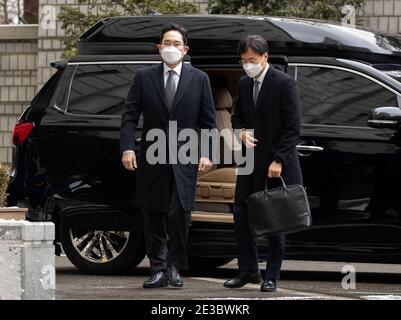 (210118) -- SÉOUL, le 18 janvier 2021 (Xinhua) -- le vice-président de Samsung Electronics, Lee Jae-Yong (L), arrive à la haute Cour de Séoul, en Corée du Sud, le 18 janvier 2021. La haute Cour de Séoul a condamné Lee, un héritier apparent du plus grand conglomérat familial de Corée du Sud, Samsung Group, à deux ans et demi de prison pour corruption, y compris pour corruption. (Photo de Lee sang-ho/Xinhua) Banque D'Images