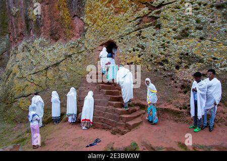 Entrée des pèlerins profondément religieux à l'église Rock-hewn, Felsenkirche, site du patrimoine mondial de l'UNESCO, Lalibela, Ethiopie, Afrique Banque D'Images