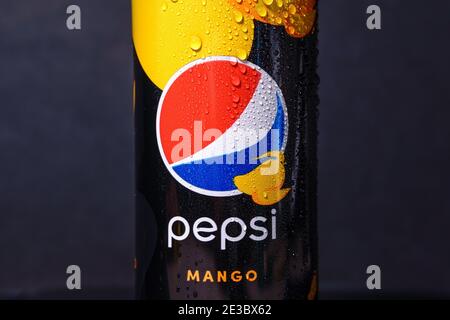 Tyumen, Russie-02 novembre 2020: Pepsi Mango avec des gouttes d'eau. Une boisson rafraîchissante et fraîche pour le plaisir. Logo en gros plan Banque D'Images