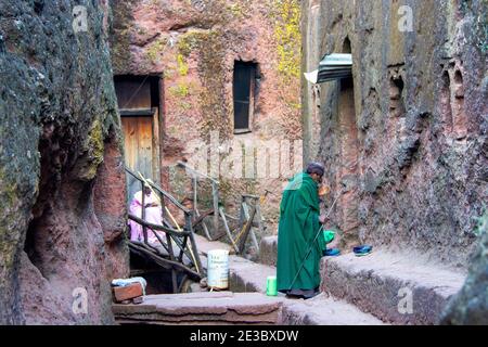 Des pèlerins profondément religieux priant dans les églises Rock-hewn, Felsenkirchen, site du patrimoine mondial de l'UNESCO, Lalibela, Ethiopie, Afrique Banque D'Images