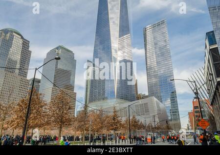 Vue à angle bas des gratte-ciels de Lower Manhattan lors d'une Sunny Day of Winter dans le quartier financier, New York City, États-Unis Banque D'Images