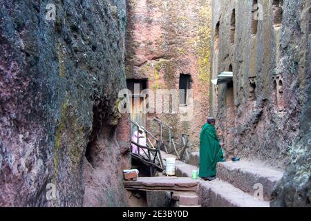 Des pèlerins profondément religieux priant dans les églises Rock-hewn, Felsenkirchen, site du patrimoine mondial de l'UNESCO, Lalibela, Ethiopie, Afrique Banque D'Images