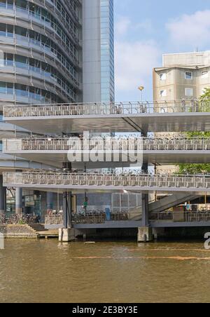 Parking sur plusieurs niveaux pour vélos à Amsterdam Banque D'Images