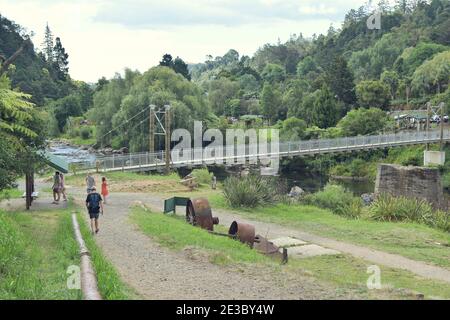 WAIKATO, NOUVELLE-ZÉLANDE - 11 janvier 2021 : vue sur les personnes au pont suspendu au-dessus de la rivière Ohinemuri dans le parc de la gorge de Karangahake Banque D'Images