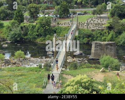 WAIKATO, NOUVELLE-ZÉLANDE - 11 janvier 2021 : vue sur les personnes au pont suspendu au-dessus de la rivière Ohinemuri dans le parc de la gorge de Karangahake Banque D'Images