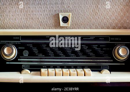 Gros plan de l'ancien cadran de radio polonais. Radio analogique ancienne en bois. Affichage rétro avec boutons, boutons, haut-parleur avec liste des villes en polonais. Banque D'Images