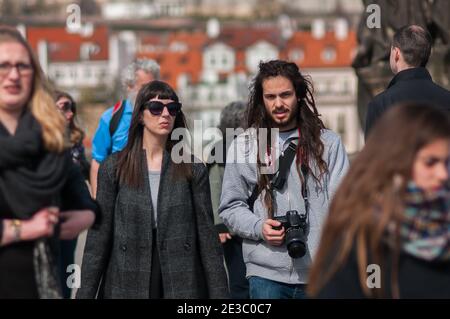 Prague, République tchèque. 09-23-2019. Les jeunes couples marchent et apprécient le pont Charles lors d'une journée ensoleillée à Prague. Banque D'Images