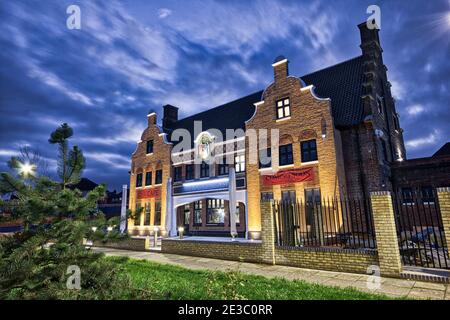 Vue de face de la maison hollandaise et coffre-fort avec ouverture prochaine panneau à Eltham, Londres Banque D'Images