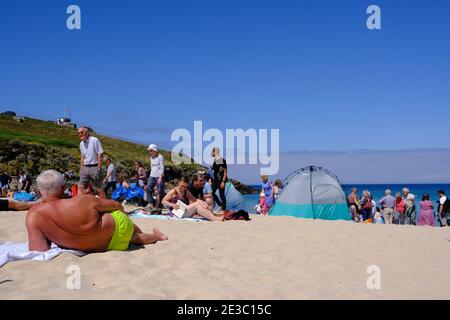 Personnes se détendant sur la plage à St Ives à Cornwall, Royaume-Uni Banque D'Images