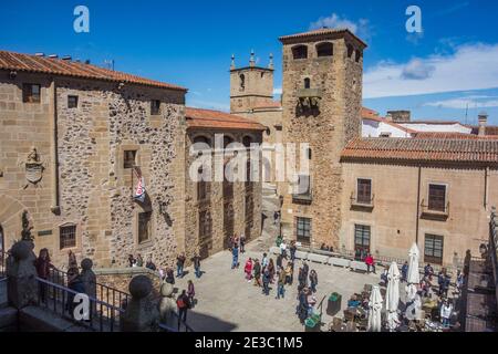 Cáceres, site classé au patrimoine mondial de l'UNESCO, est une ville espagnole d'Estrémadure, ville fortifiée célèbre pour Torre del Bujaco et le palais Los Golfines de Abajo Banque D'Images