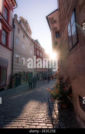 Belle scène de l'heure bleue dans la vieille ville de Cesky Krumlov Banque D'Images