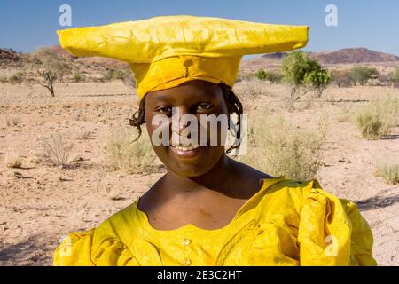 Portrait de la femme Herero en robe traditionnelle. Les vêtements très particuliers des femmes Herero est un héritage des missionnaires allemands du t victorien Banque D'Images