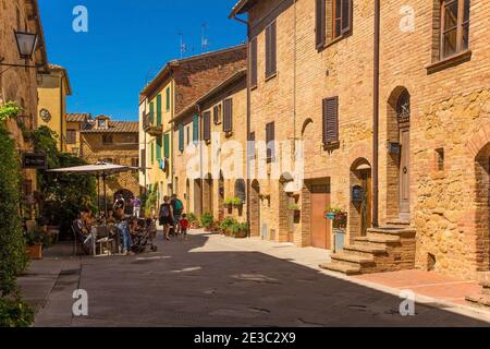 Pienza,Italie-6 septembre 2020.clients devant un bar à Pienza dans la province de Sienne, en Toscane, pendant la pandémie du coronavirus Covid-19 Banque D'Images