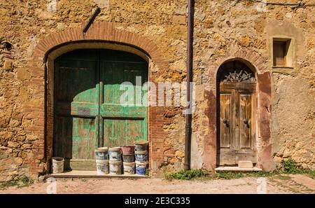 Pienza, Italie - 6 septembre 2020. Vieilles portes en bois dans un bâtiment résidentiel en pierre historique dans le village de Pienza dans la province de Sienne, en Toscane, il Banque D'Images