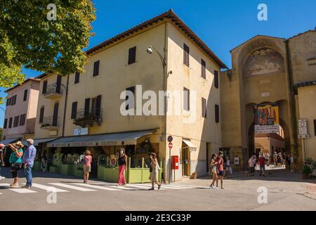 Pienza,Italie-6 septembre 2020.touristes à l'extérieur de la vieille ville de Pienza dans la province de Sienne, Toscane, pendant le temps de la pandémie du coronavirus Covid-19 Banque D'Images