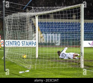 Pagani, Italie. 17 janvier 2021. Gardien de but Michele Avella (22) Casertana FC, battu par le coup de pied de pénalité pris par Abou Diop Paganese Calcio 1926. Le match Serie C entre Paganese et Casertana FC au stade Marcello Torre se termine par le résultat final de 1 - 3. (Photo par Alessandro Barone/Pacific Press) crédit: Pacific Press Media production Corp./Alay Live News Banque D'Images