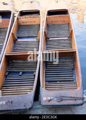 Gros plan en regardant vers le bas sur les Scuamores Punts Cambridge. Un piqué est un bateau à fond plat avec un arc carré utilisé traditionnellement sur la came de rivière Banque D'Images