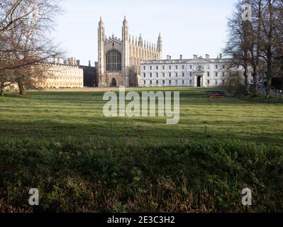 Les dos de Cambridge montrant la chapelle ironique de Kings College Angleterre Banque D'Images