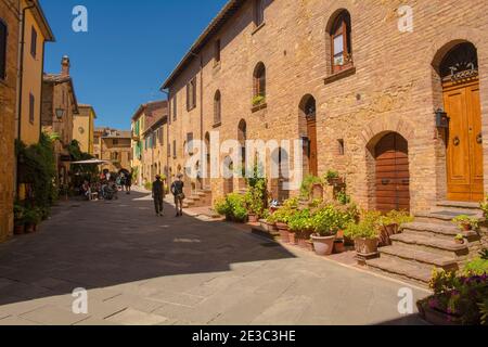 Pienza,Italie-6 septembre 2020.clients à l'extérieur d'un bar à Pienza dans la province de Sienne, en Toscane, pendant la pandémie du coronavirus Covid-19 Banque D'Images